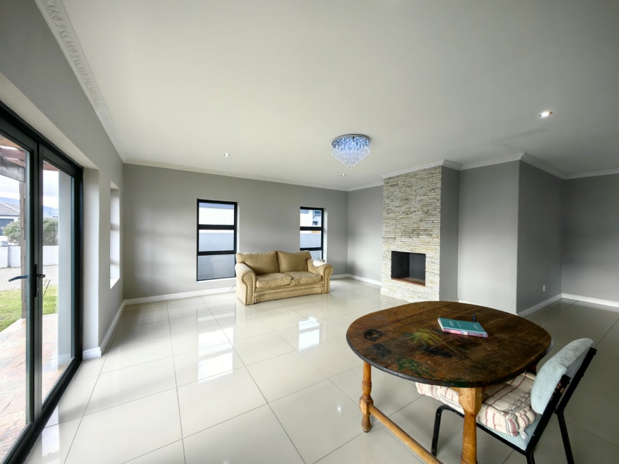 To Let 4 Bedroom Property for Rent in Blue Mountain Village Western Cape